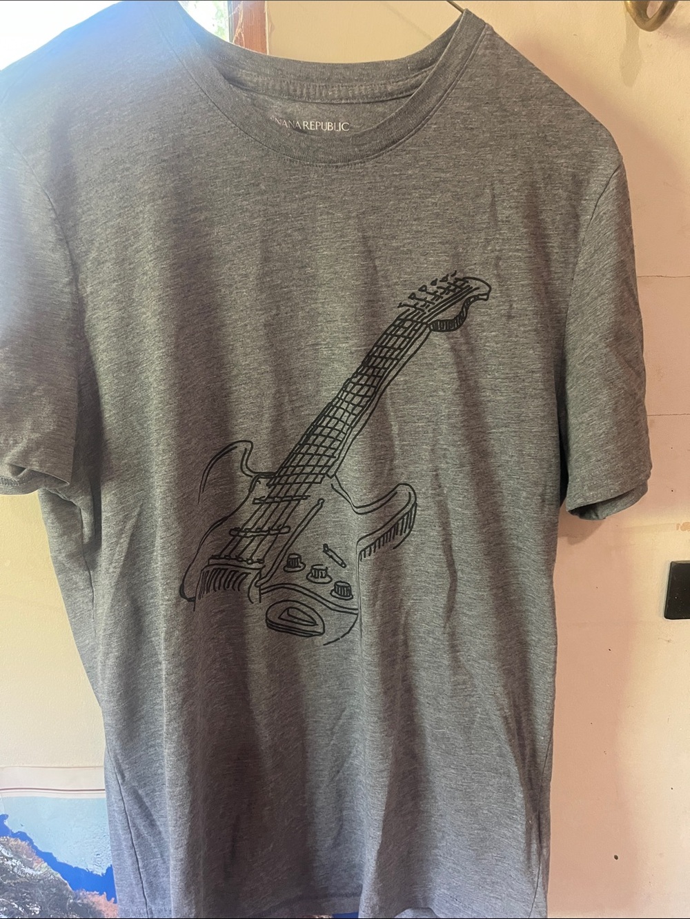 Men’s medium banana republic guitar graphic shirt
